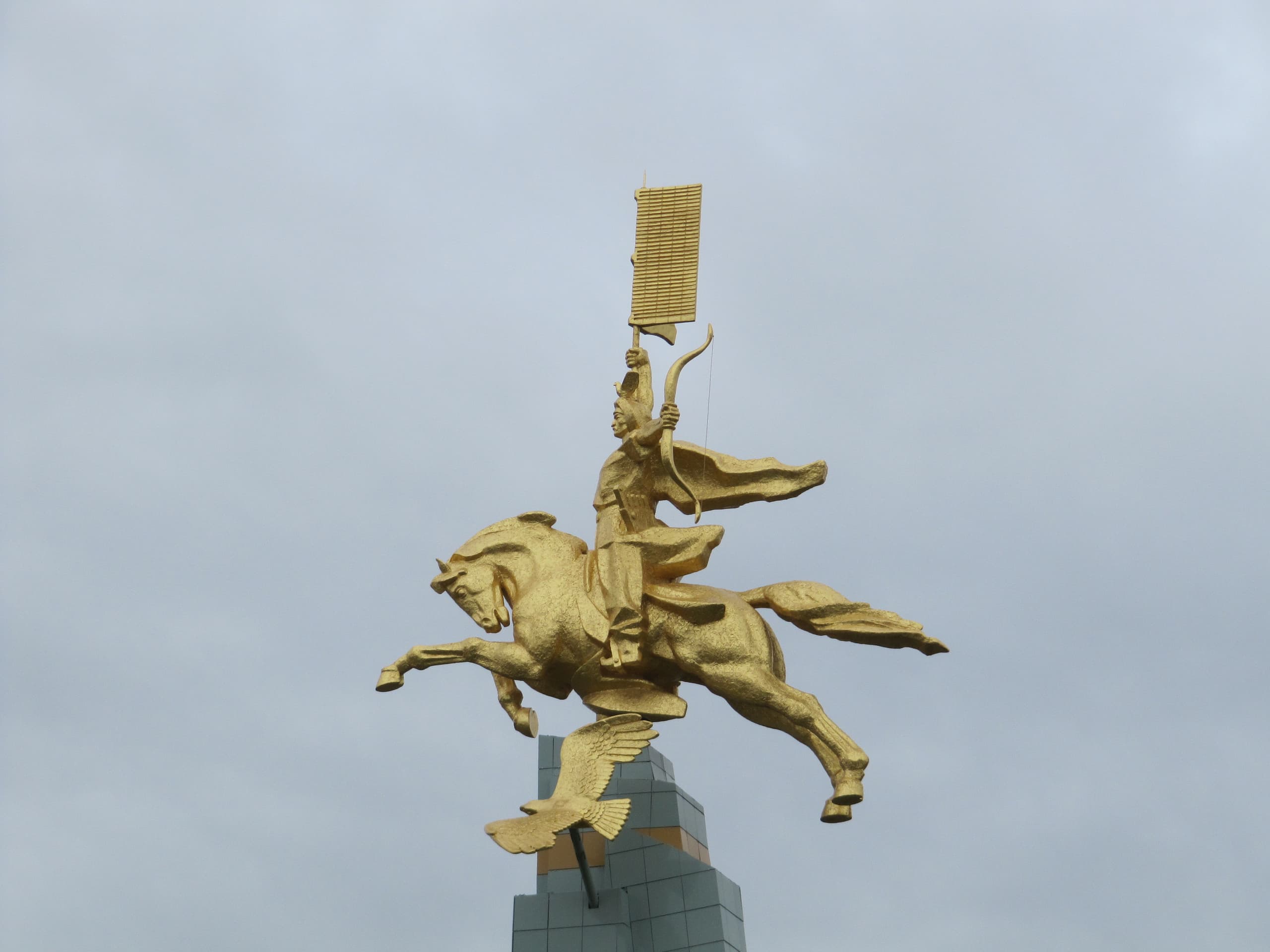 Скульптура «Золотой всадник» в Элисте