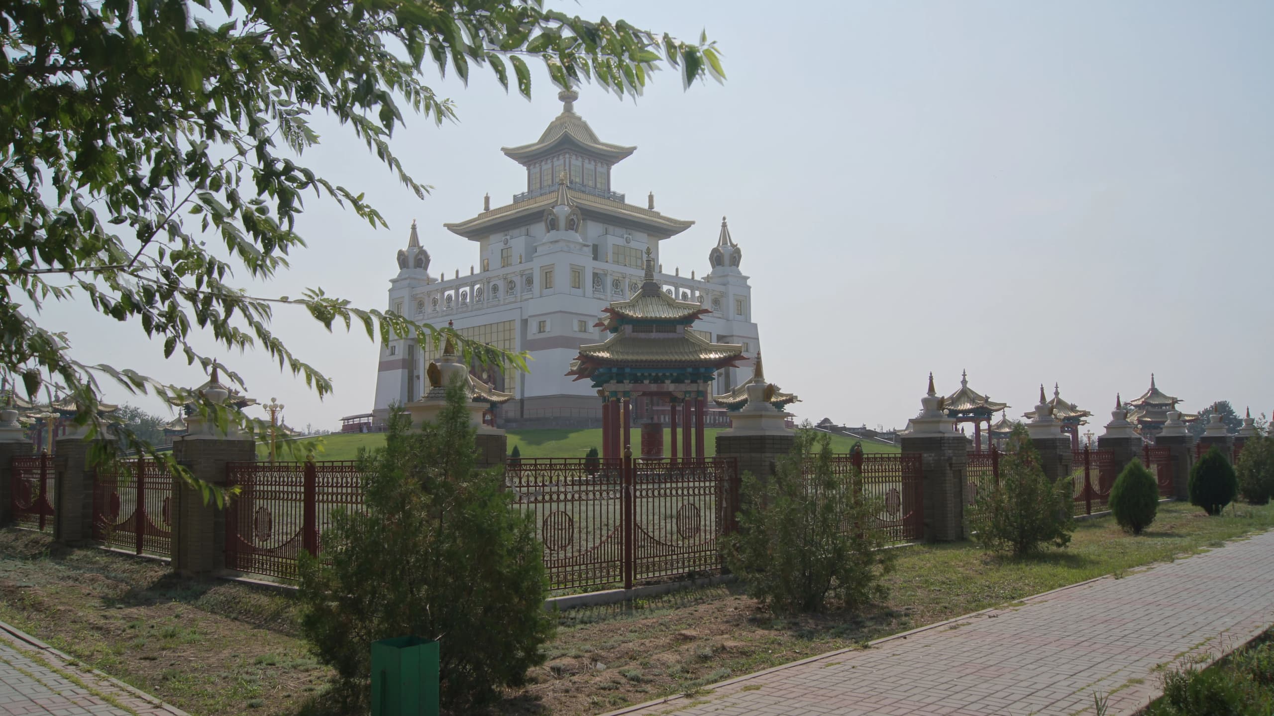 Золотая обитель Будды Шакьямуни — вид от центральной аллеи