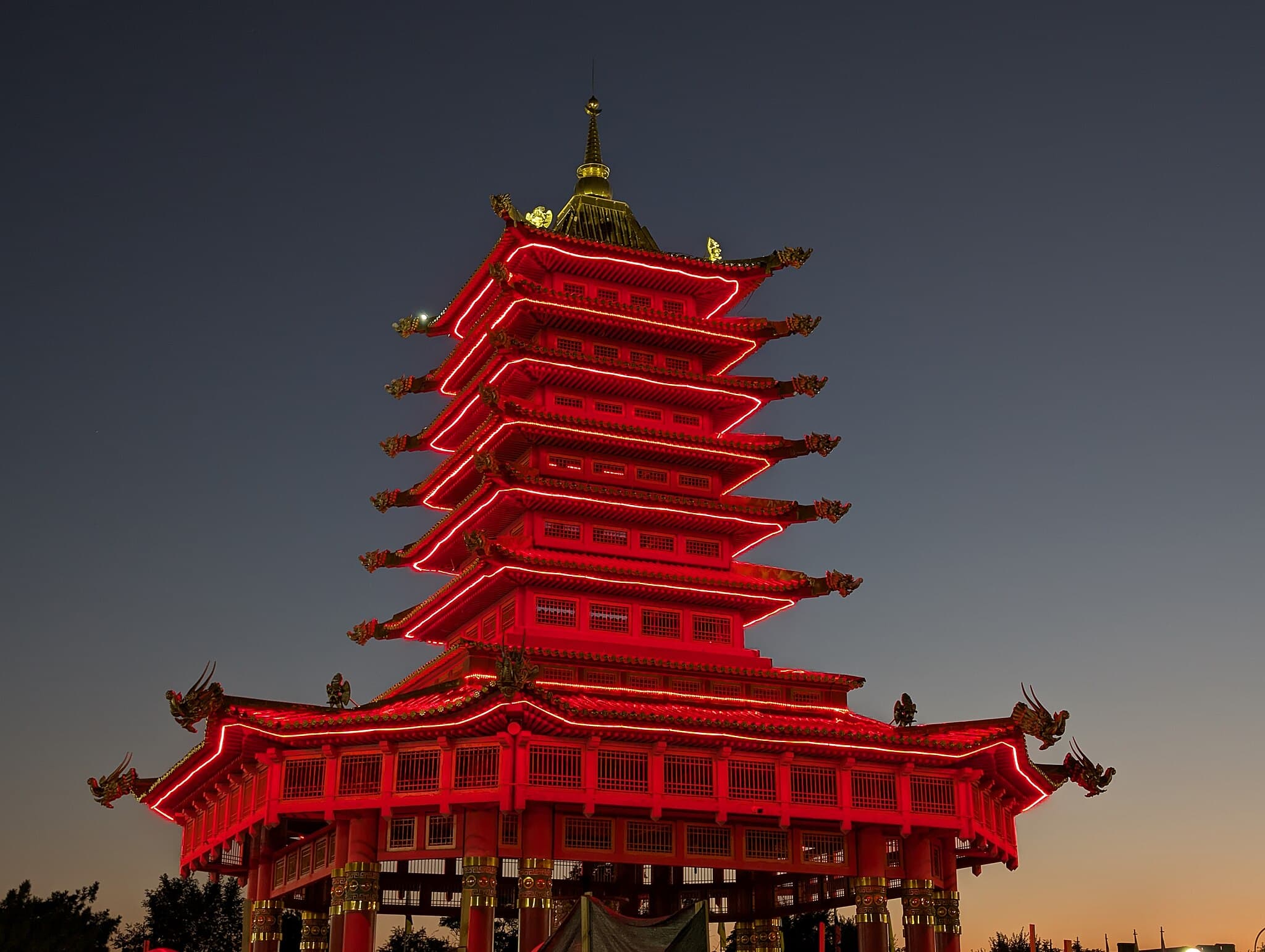 Пагода Семи Дней с подсветкой на закате