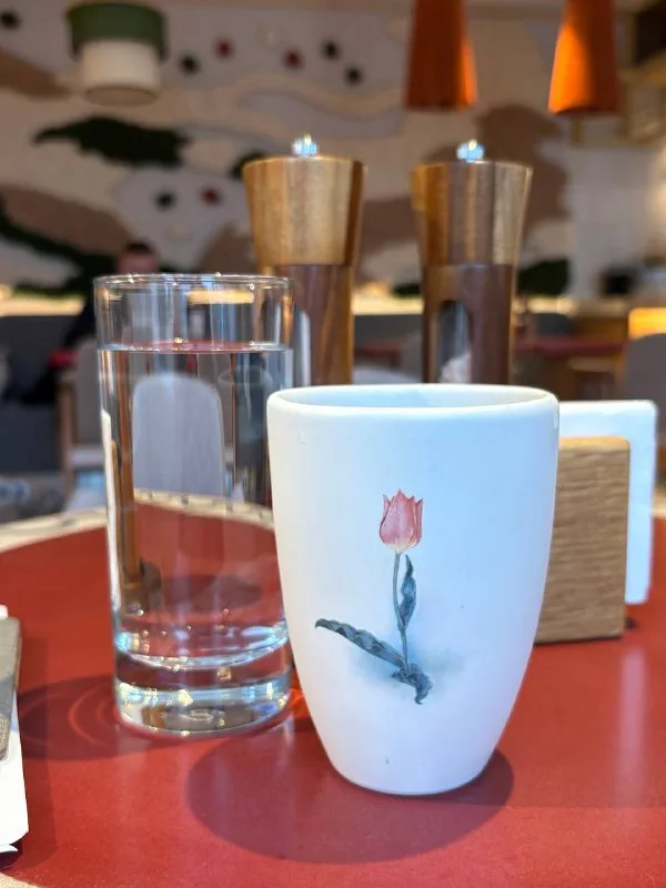 Брендированная чашка с тюльпаном в кафе аэропорта