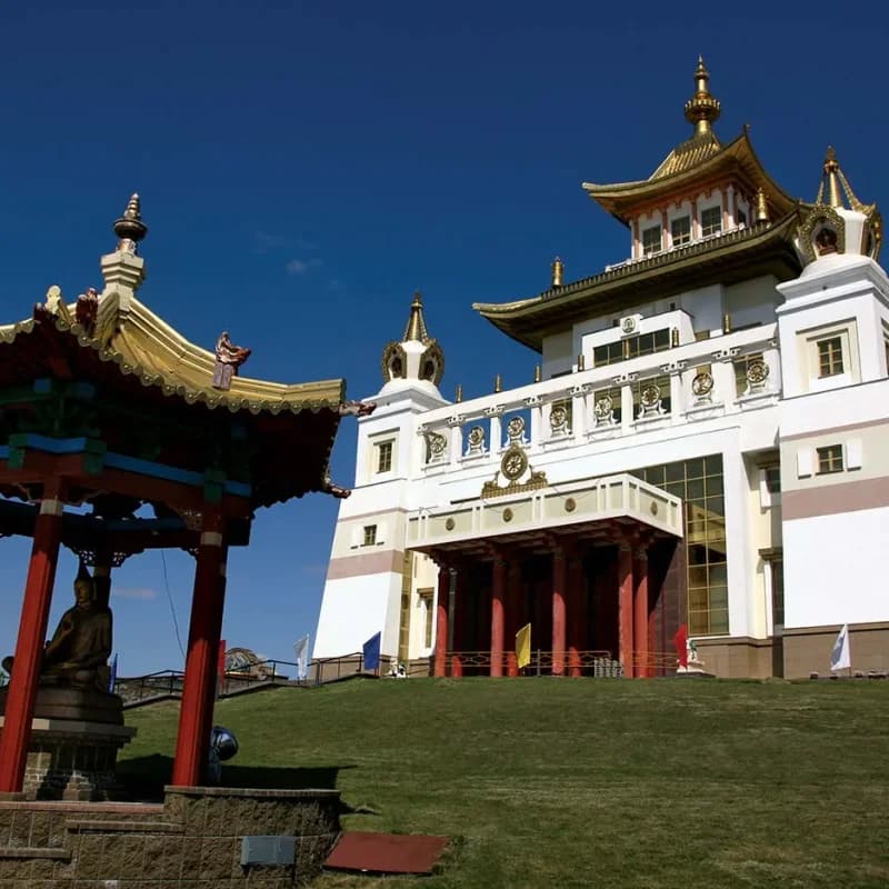 Золотая обитель Будды Шакьямуни — вид сбоку с пагодой